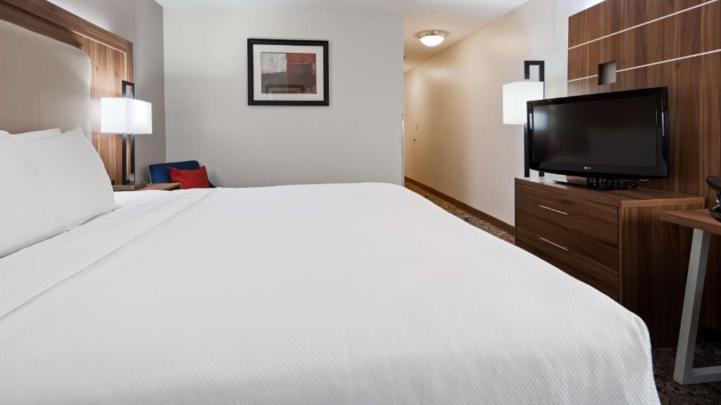 Best Western Plus Kansas City Airport - KCI East photo 4