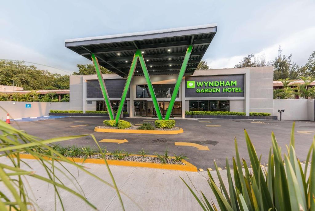 Wyndham Garden Guadalajara Expo Plaza del Sol photo 1