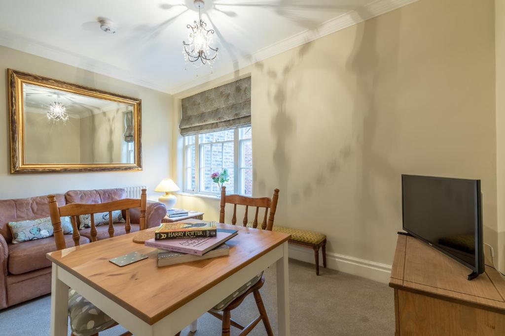 Apt 2, 71 Micklegate, YORK - Tap to explore photos