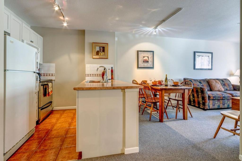Town Plaza Suites by Golden Dreams photo 4