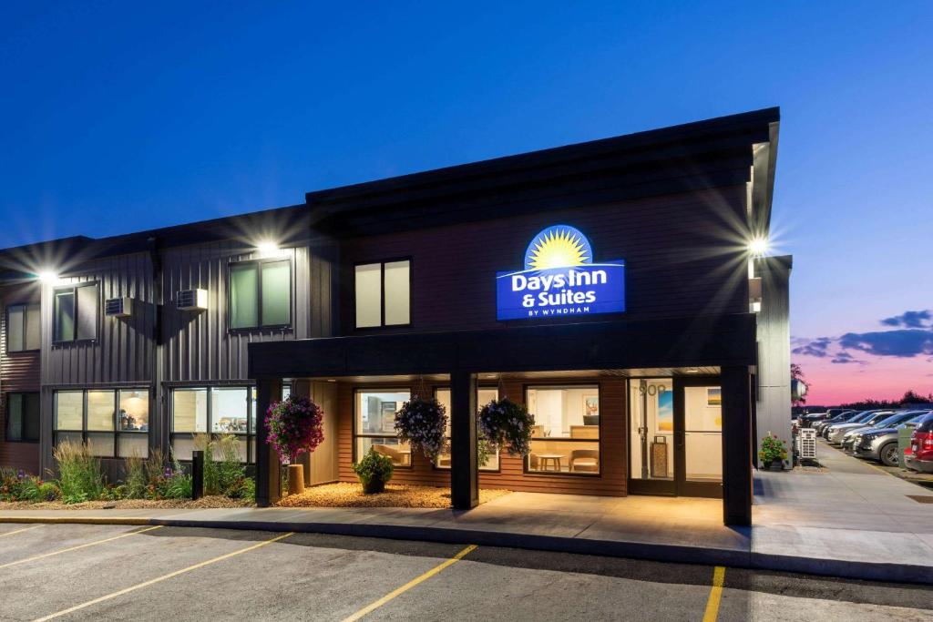 Days Inn & Suites by Wyndham Duluth by the Mall photo 1