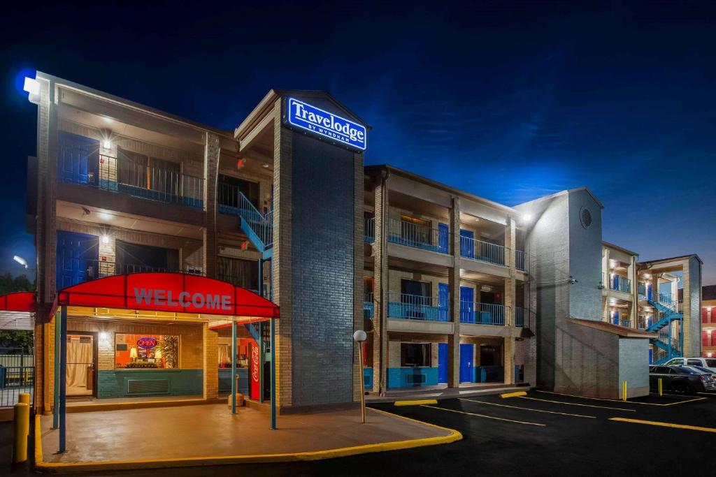 Travelodge by Wyndham Houston Hobby Airport image