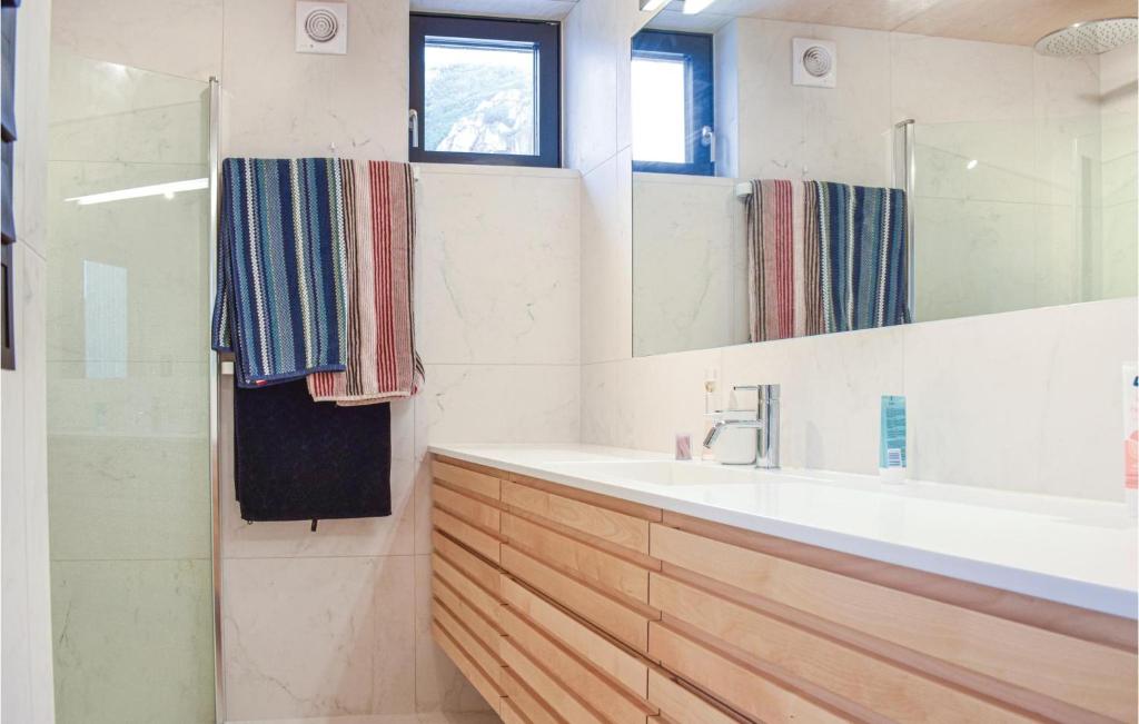 Nice Home In Lyngdal With 3 Bedrooms And Wifi photo 1