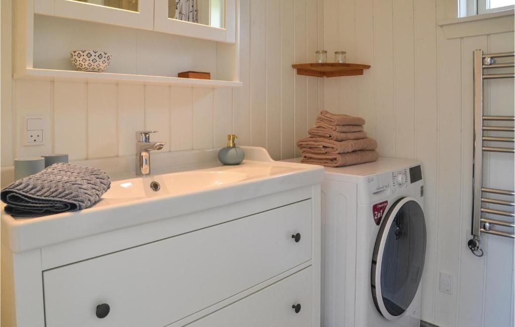 Awesome Home In Esbjerg V With 2 Bedrooms And Wifi photo 1