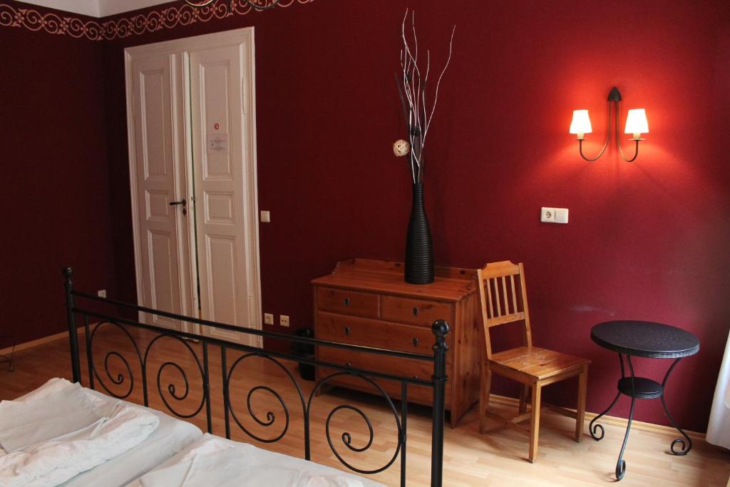 Одноместный (Одноместный номер с общей ванной комнатой), Hostel Louise 20