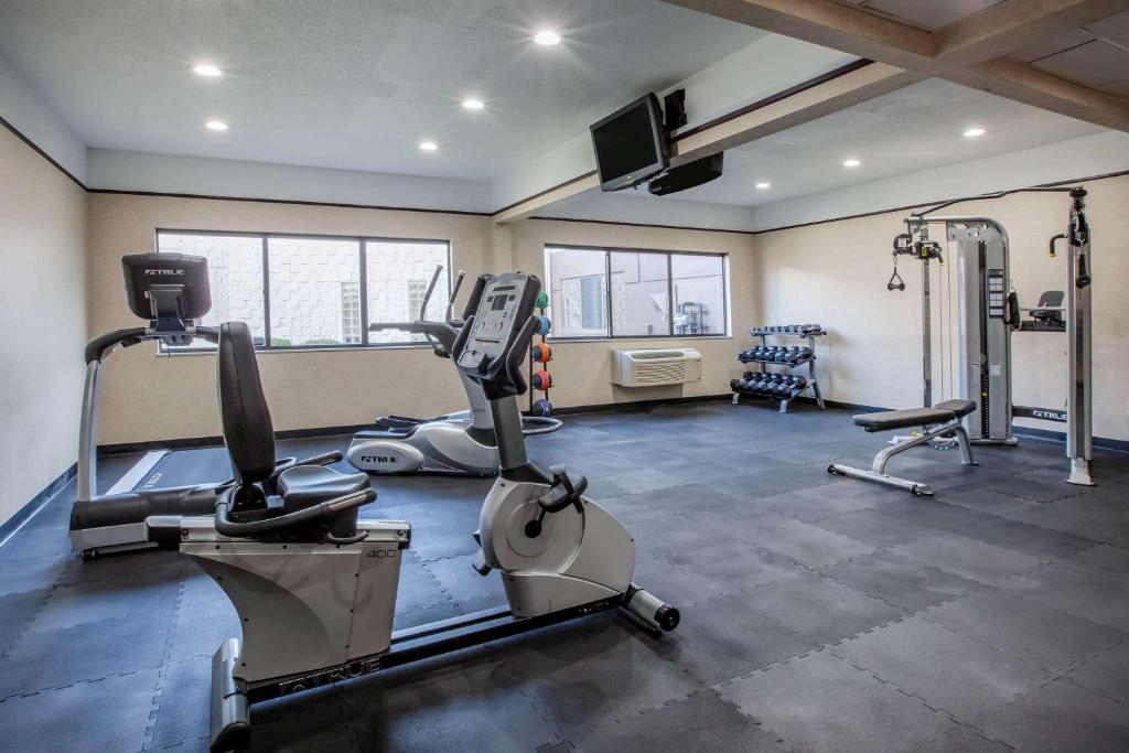 Days Inn & Suites by Wyndham Rochester Hills MI photo 2