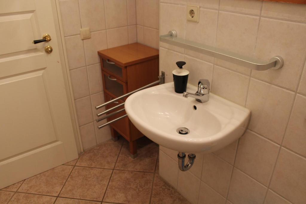 Одноместный (Одноместный номер с общей ванной комнатой), Hostel Louise 20