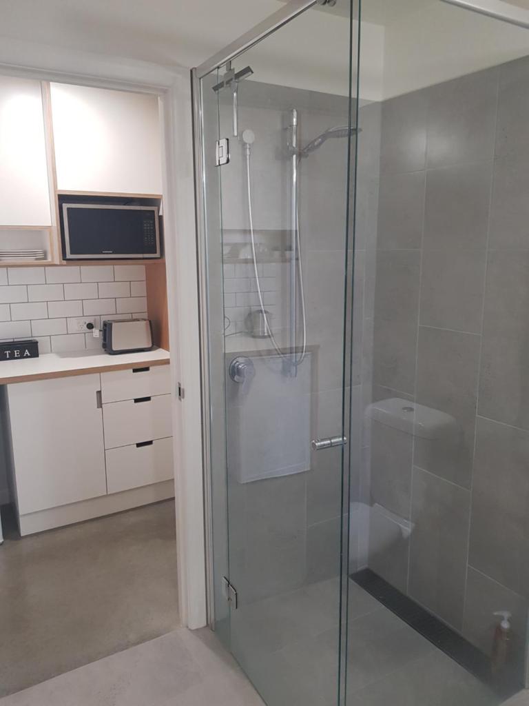 Modern, private and close to town. photo 4