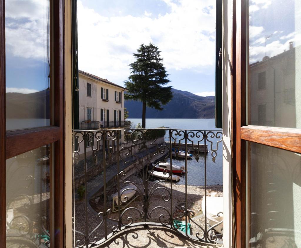 Mamma Ciccia Holiday Home - Lake Front Apartment photo 4