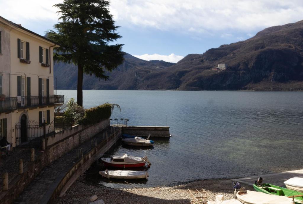 Mamma Ciccia Holiday Home - Lake Front Apartment photo 3