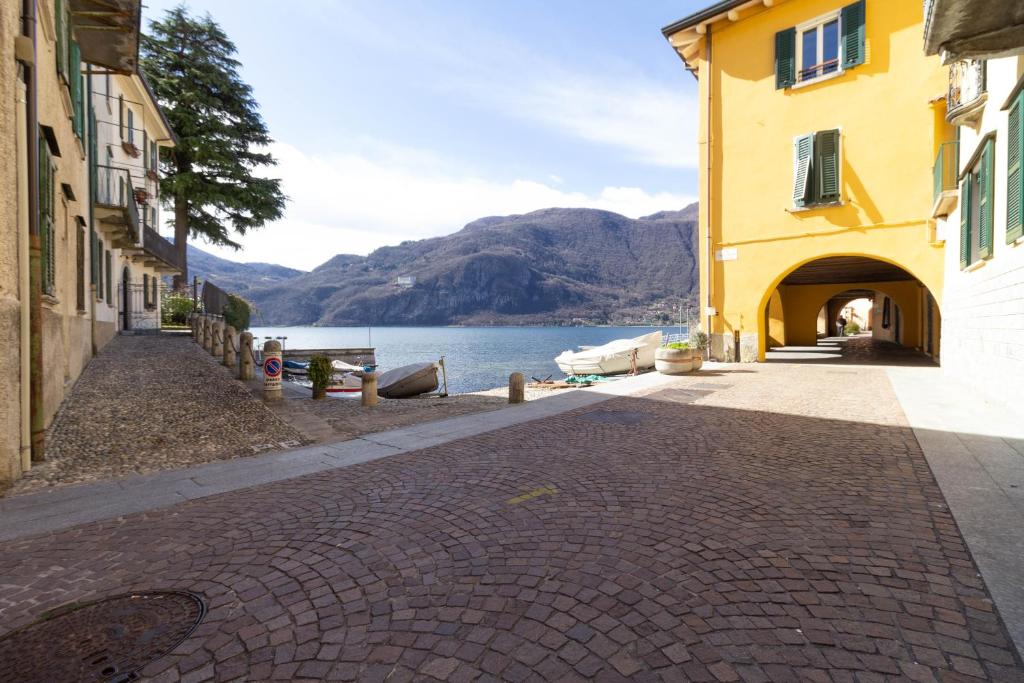 Mamma Ciccia Holiday Home - Lake Front Apartment photo 1