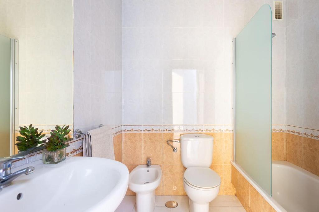 Modern 2bedroom Seaviews & Wifi photo 4