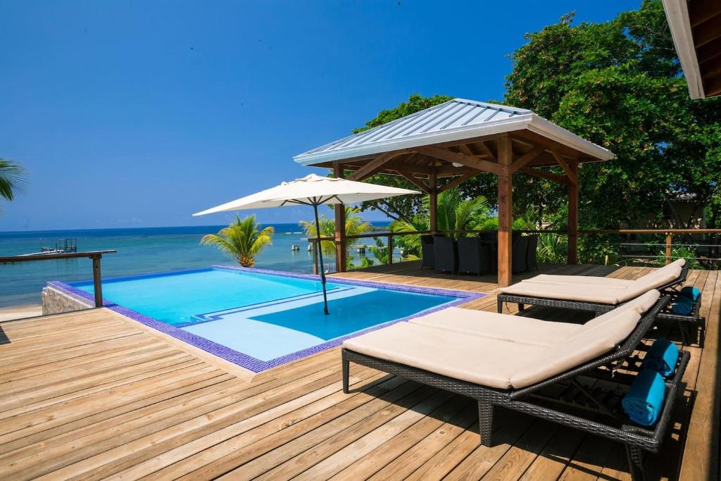 Vivaro Roatan Beachfront photo 2