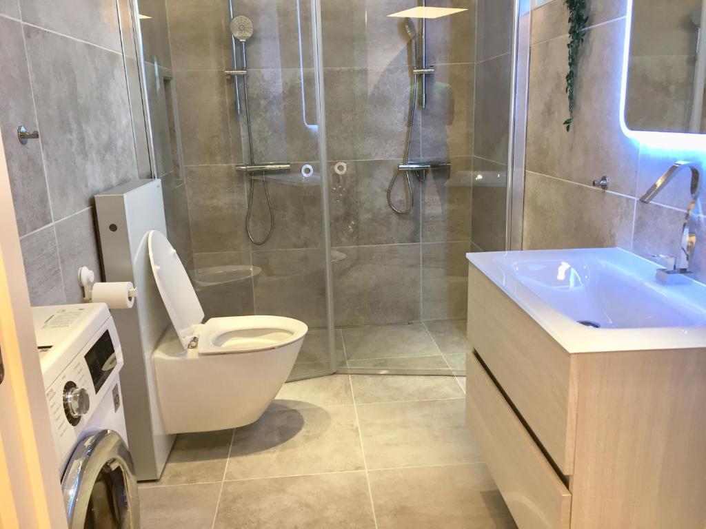 Extraordinary apartment with double shower photo 1