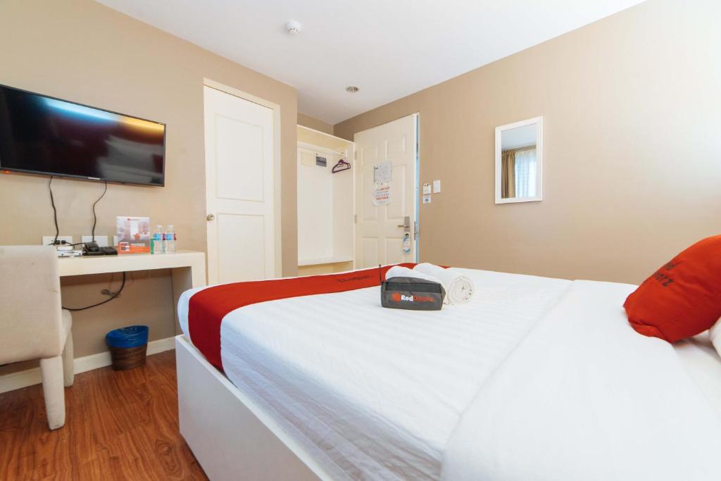 RedDoorz Plus at Hotel Metro Kalibo - Tap to explore photos