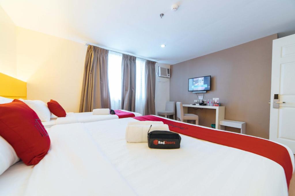 RedDoorz Plus at Hotel Metro Kalibo Room Type - Deluxe Room