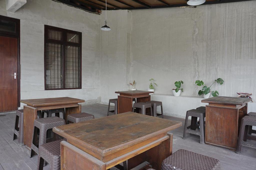 RedDoorz Hostel @ Borobudur Street photo 4