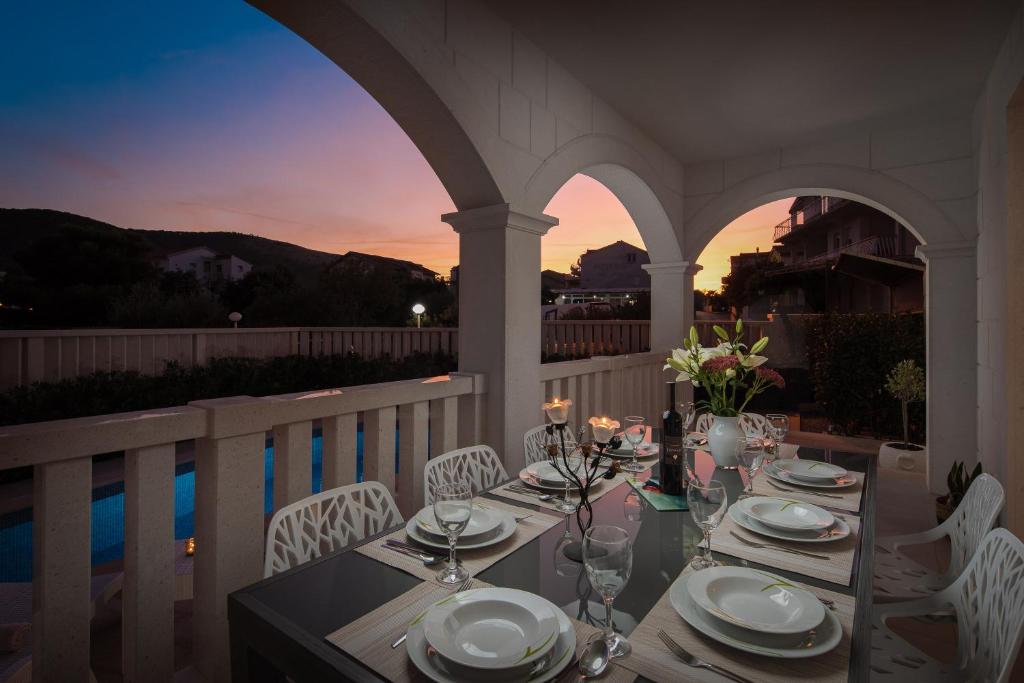 Villa Authentica with Heated Pool photo 3