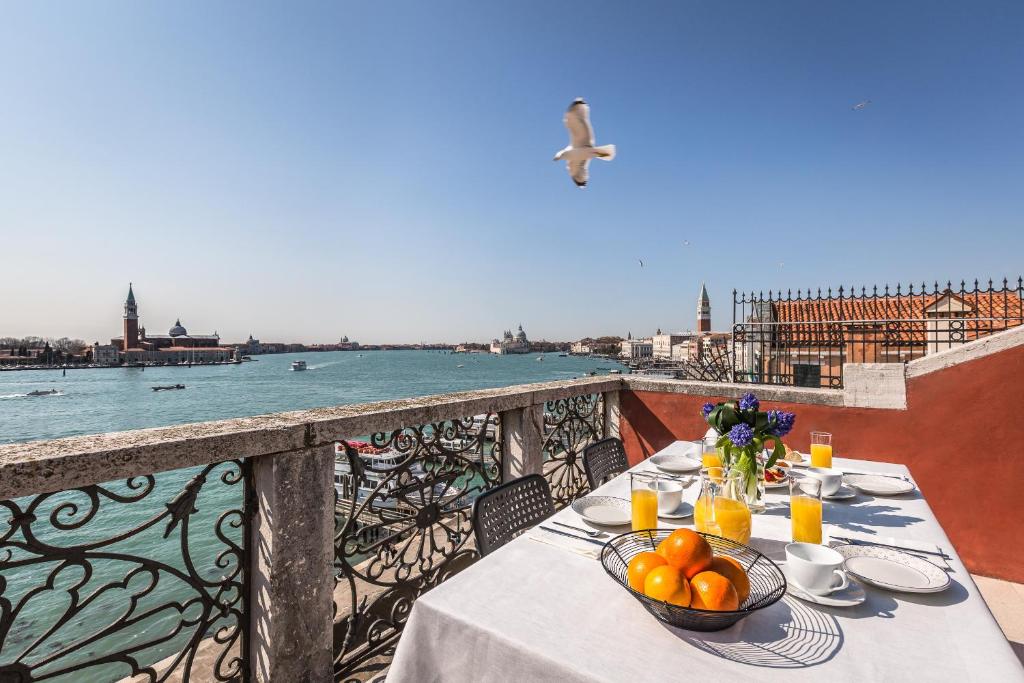 Ca' del Santo Canal View and Terrace photo 1