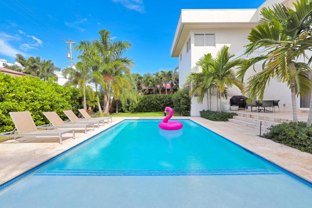 Modern Luxurious Beach Retreat-5 Br with/pool photo 4