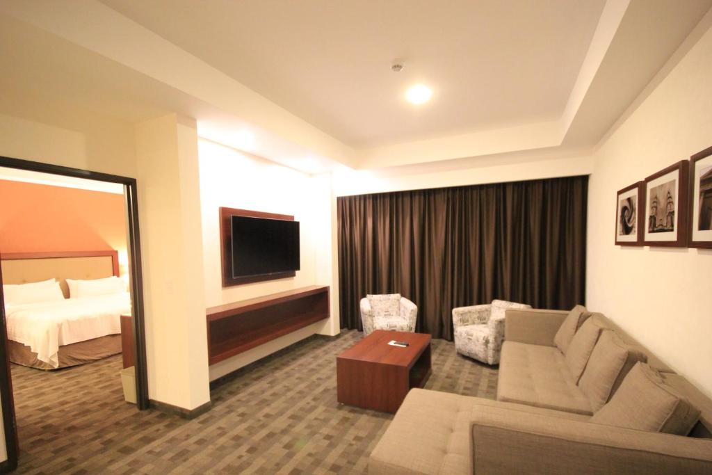 Сьюит (Люкс с кроватью размера «king-size» - Для некурящих), Holiday Inn & Suites Plaza Mayor