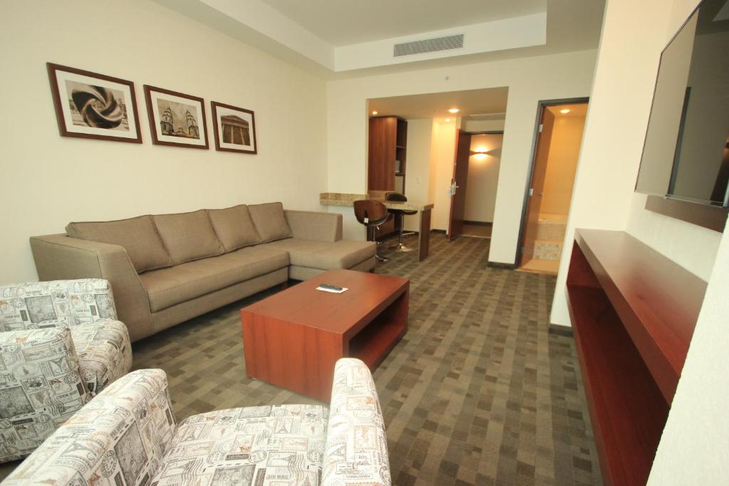 Сьюит (Люкс с кроватью размера «king-size» - Для некурящих), Holiday Inn & Suites Plaza Mayor