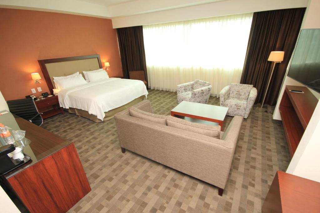 Сьюит (Люкс - Для некурящих), Holiday Inn & Suites Plaza Mayor