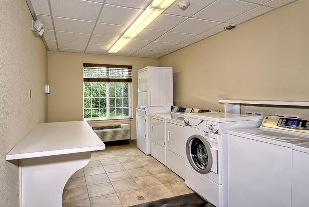 Candlewood Suites Burlington, an IHG Hotel photo 4