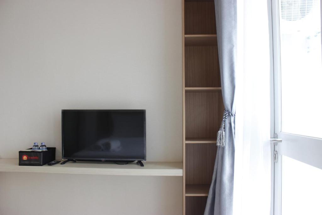 Minimalist Studio Room Taman Melati Apartment Jatinangor By Travelio, Sumedang