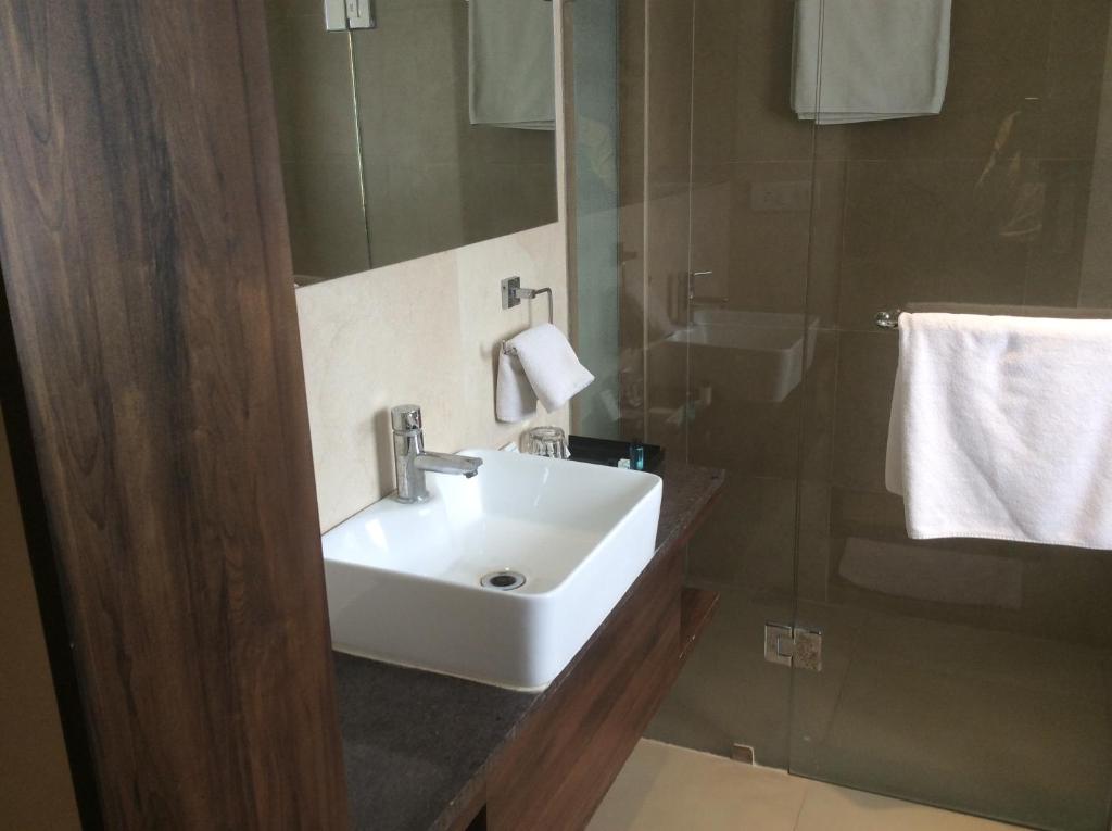 Двухместный (Улучшенный двухместный номер с 1 кроватью), The Lotus Hotel Sameera