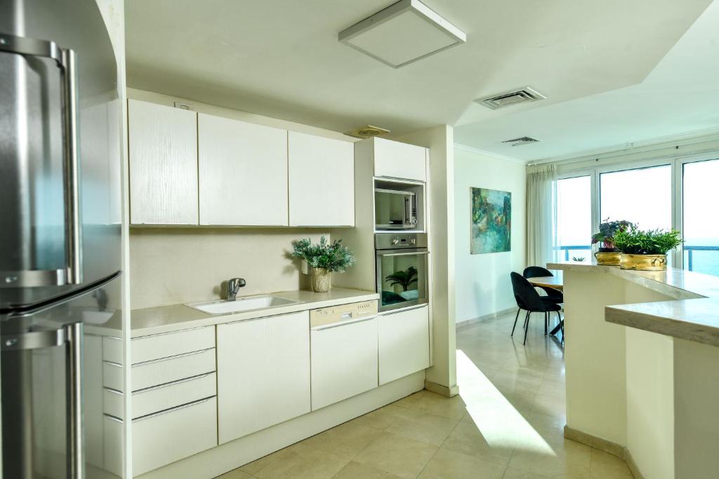 Picturesque 3BR Apt w Balcony & Parking Near Beach by Sea N' Rent photo 1