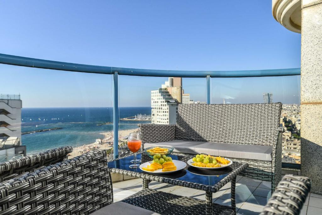 Picturesque 3BR Apt w Balcony & Parking Near Beach by Sea N' Rent photo 3