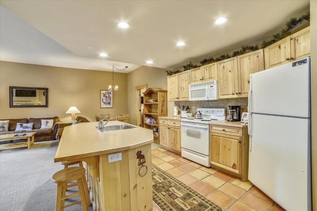 Tucker Mountain Lodge 102 Condo photo 3