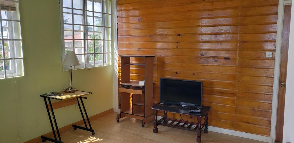Unit 5/6 Private Apartment - Roseau photo 3