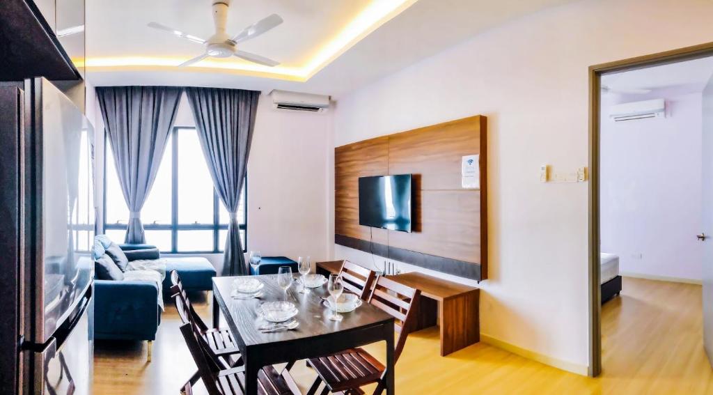 2 Bedroom 2 BATHROOM NEAR SUMWAY PYRAMID photo 3