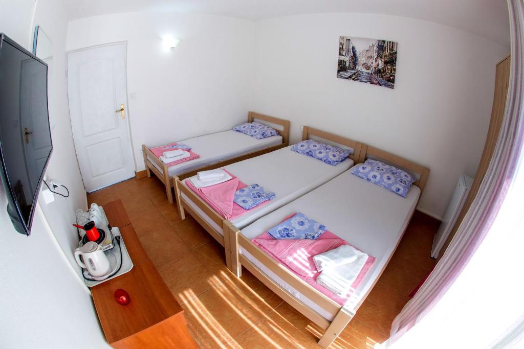 Трехместный (Трехместный номер с собственной ванной комнатой вне номера), Guest House Lotos