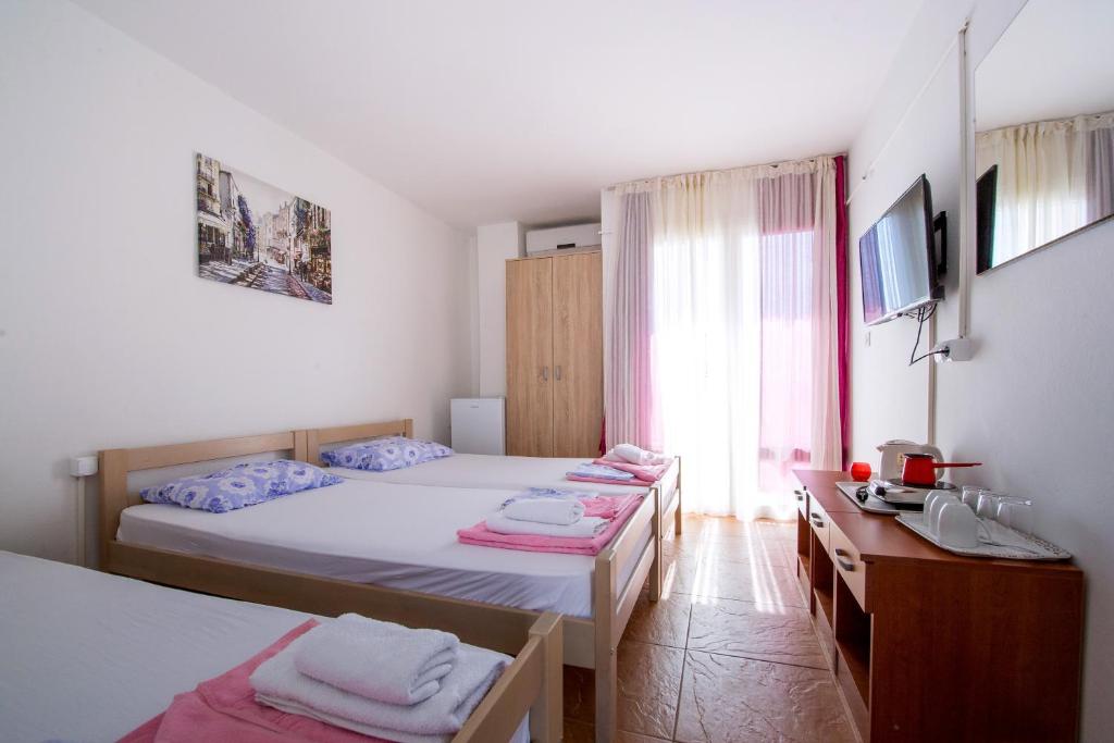 Трехместный (Трехместный номер с собственной ванной комнатой вне номера), Guest House Lotos