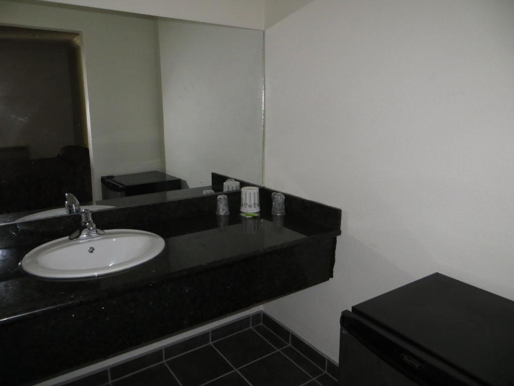 The Oaks Motel photo 2