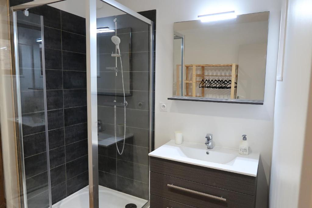 La Suite, love room, Grand Jacuzzi, port de plaisance de Saint Valery En Caux - Tap to explore photos
