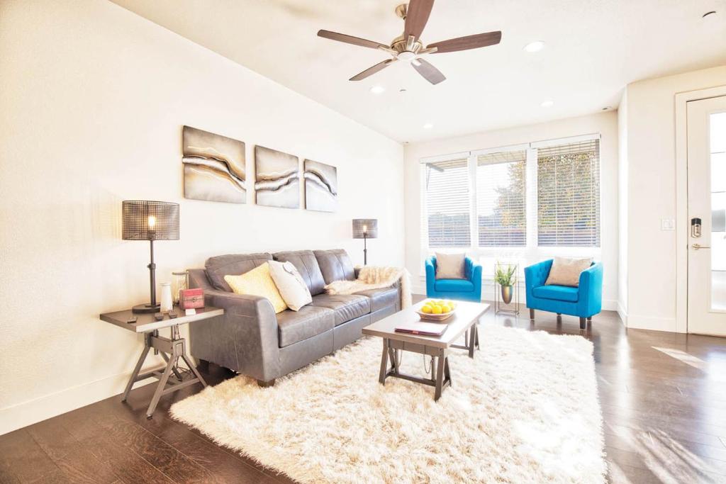 Beautiful 3 Bedroom Townhouse in Old Town North, Brewery District image