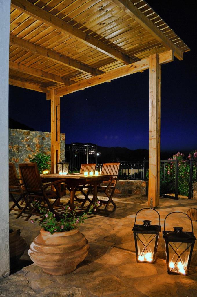Spacious villa with private pool and sea view, just 150 meters from the sea photo 2