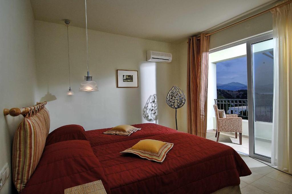 Spacious villa with private pool and sea view, just 150 meters from the sea photo 4