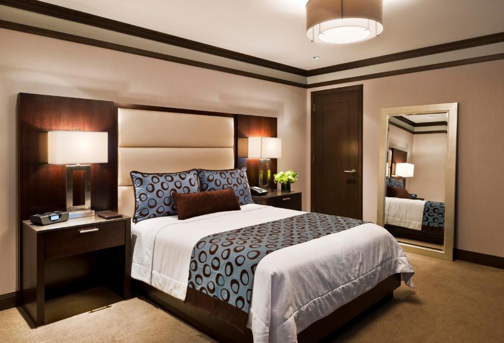 The Pearl New York Room Type - Deluxe King Room with Balcony