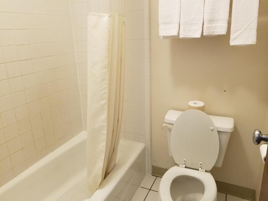 TravelStar Inn & Suites photo 3