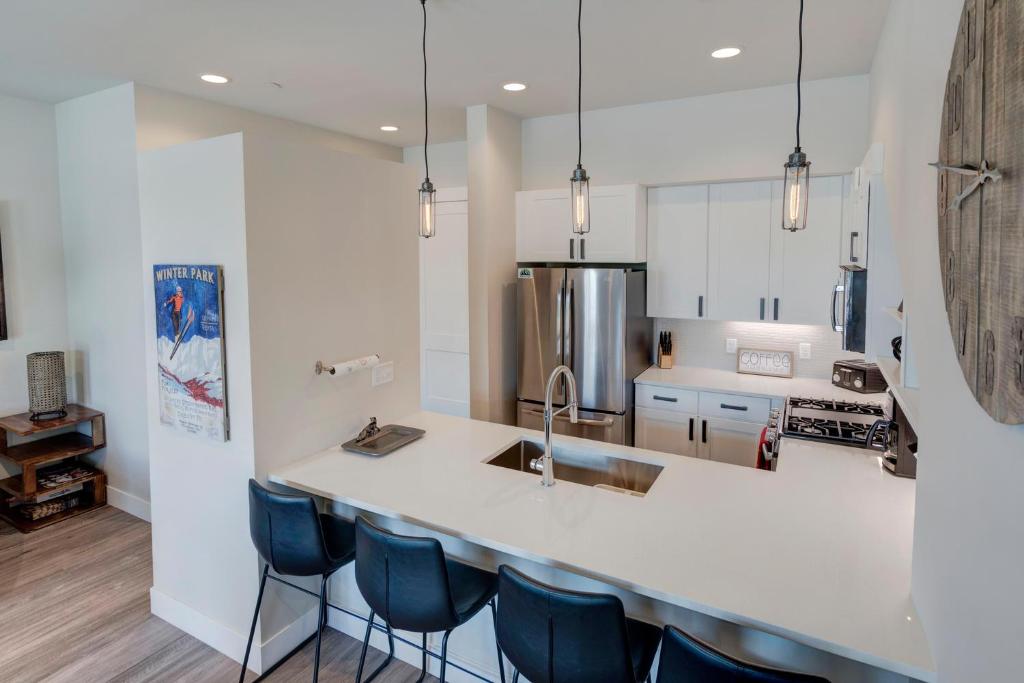 New Luxury Loft #6 With Huge Hot Tub & Great Views - 500 Dollars Of FREE Activities & Equipment Rentals Daily photo 1