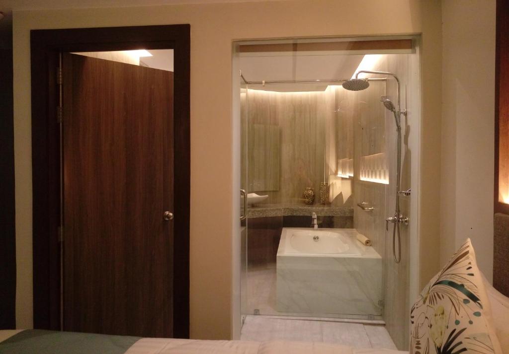 J7 Plaza Hotel photo 4