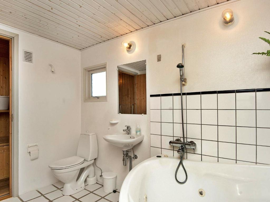 Three-Bedroom Holiday home in Henne 9 photo 2