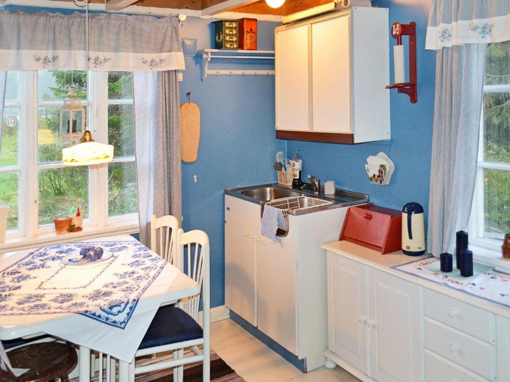 Three-Bedroom Holiday home in Gullesfjord photo 2