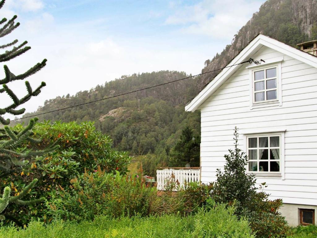 Five-Bedroom Holiday home in Masfjordnes photo 1