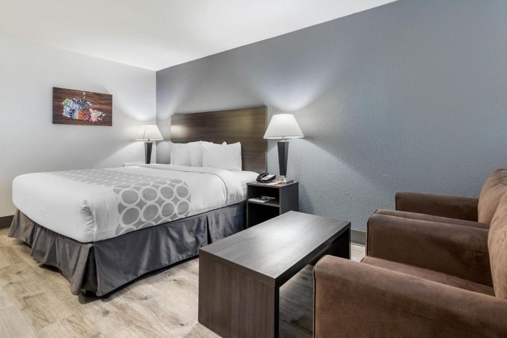 Super 8 by Wyndham Macleod Trail Calgary photo 3